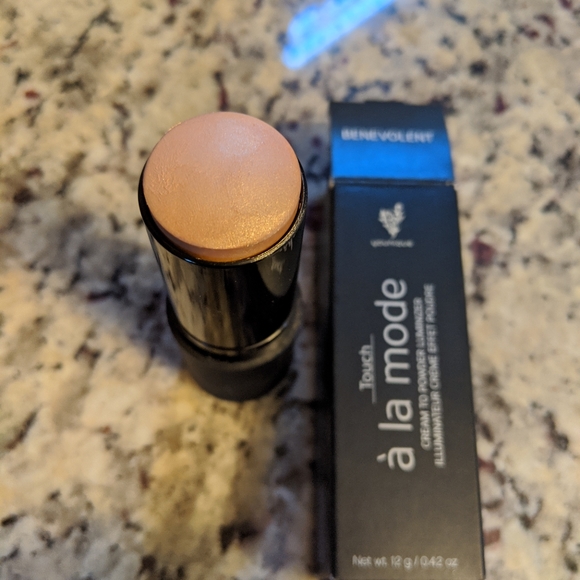 Assorted Makeup - Picture 5 of 6